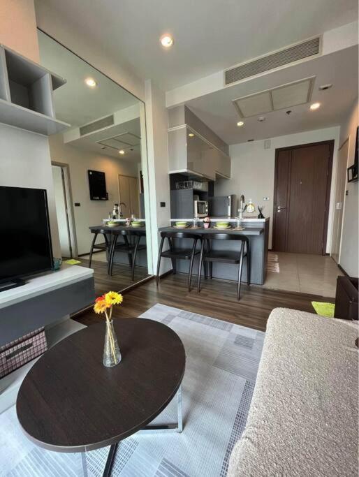Cozy With Train Access Apartment